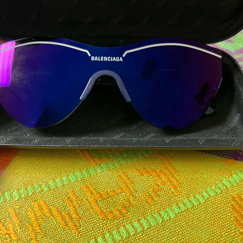 New without tag. Absolutely FIRE 🔥🔥🔥 BALENCIAGA shades. Honestly very flashy. - Picture 3 of 8